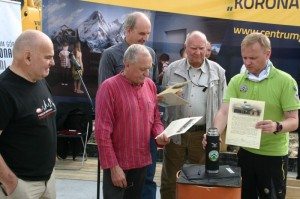 Janusz Majer, Krzysztof Wielicki, Leszek Cichy, Janusz Kurczab i Bartosz Krawczak tuż przed włożeniem Memorandum ludzi gór do kapsuły czasu, która została zabetonowana wraz z kamieniem węgielnym.