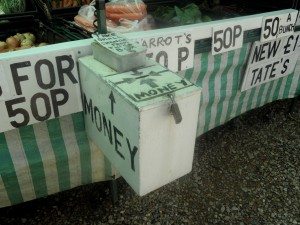 Skarbonka zamiast sprzedawcy na straganie w Moulton.