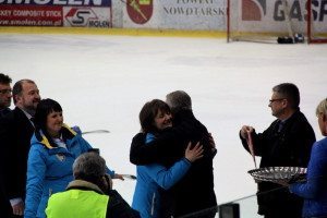 Agata Michalska prezes MMKS Podhale odbiera swój medal, w kolejce jej zastępczyni Monika Hołowczak.