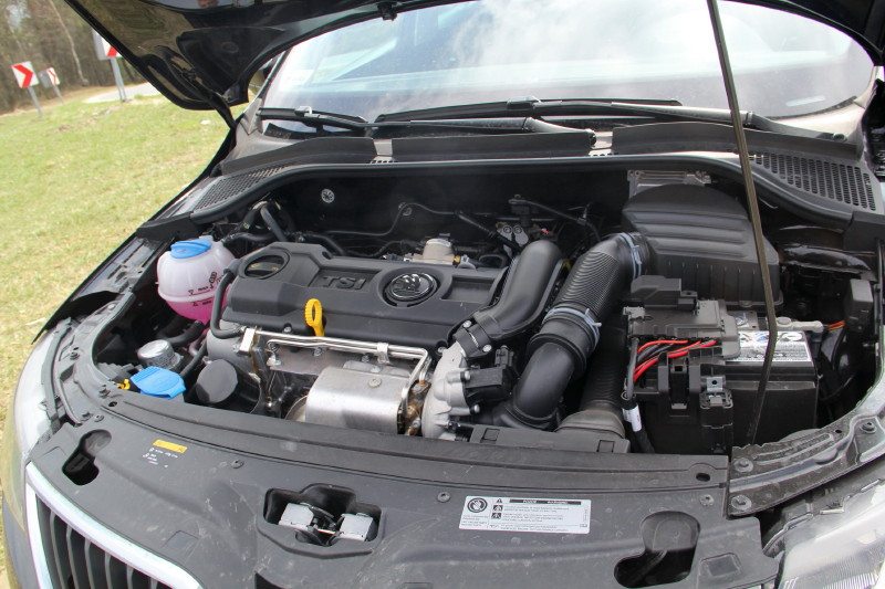 Dostęp do żarówek w Rapidzie jest wzorowy. Nawet ja bym sobie poradził...