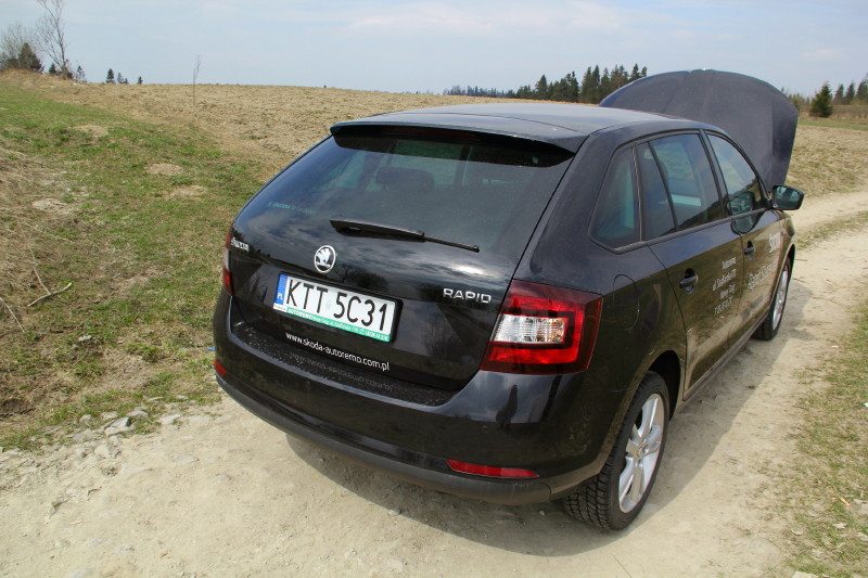 Tylna szyba w tej wersji zachodzi na klapę bagażnika. Jest jeszcze panoramiczny dach.