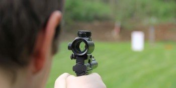 dziennikarz sięga po broń